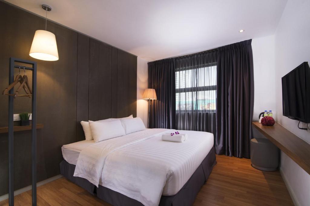 巴特沃思T巴特沃斯酒店的卧室配有一张大白色床和窗户