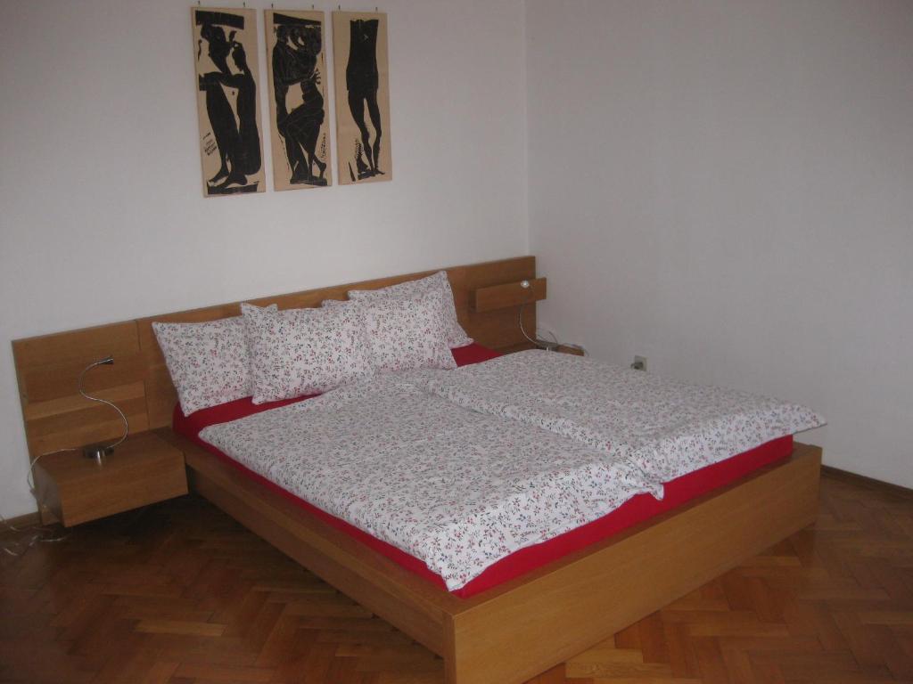 格拉茨圣莱昂哈德公寓的一间卧室配有一张木架床