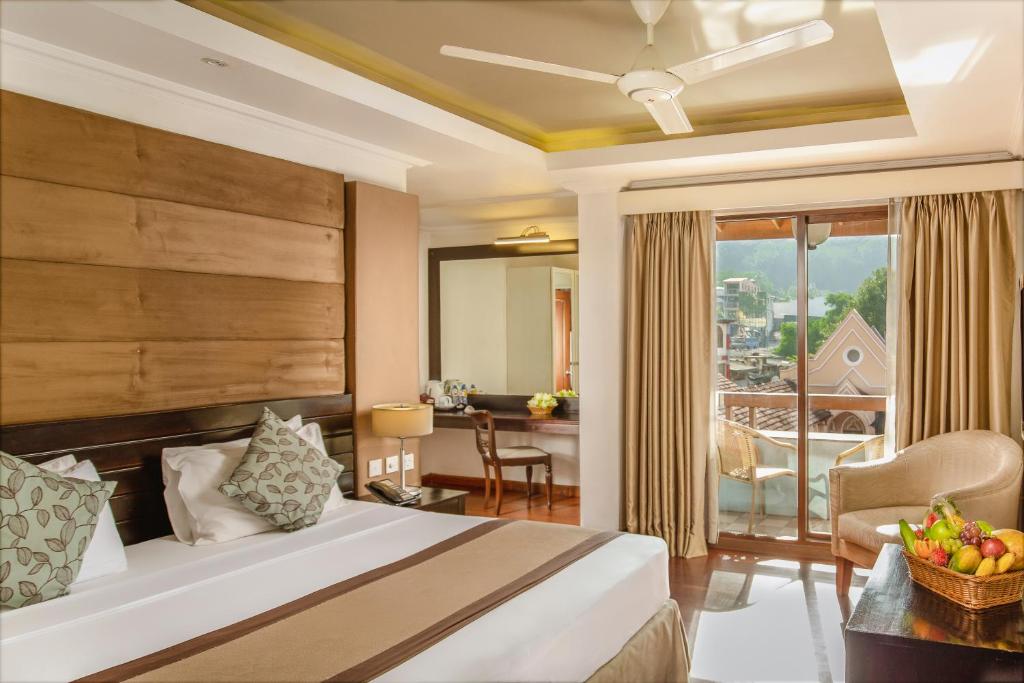 康提伯爵康提城市酒店的酒店客房设有一张床和一个阳台。