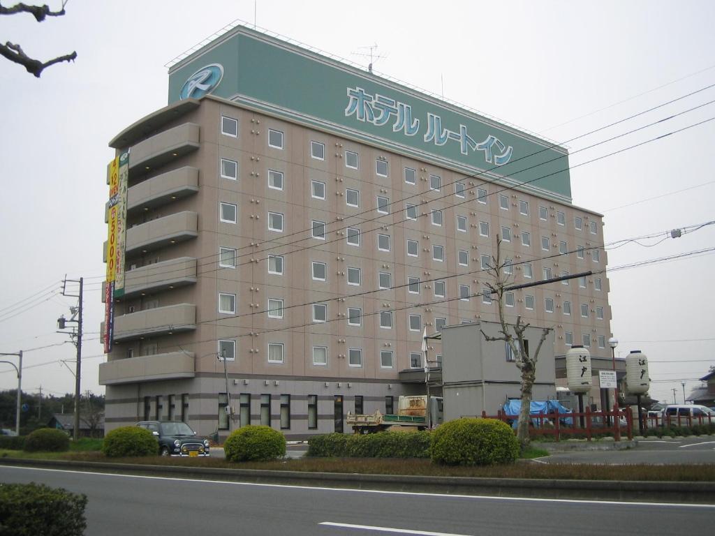 滨松鲁特哈玛特苏尼斯因特尔酒店的一座大建筑的侧面有标志