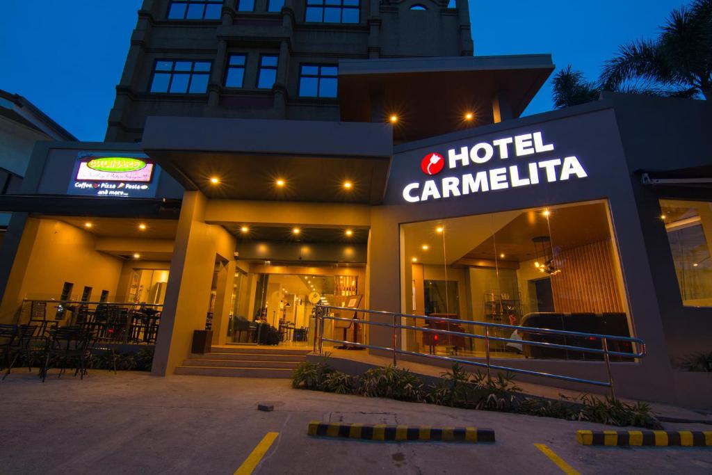 土格加劳卡梅利塔酒店 的夜间带有酒店标志的酒店卡米利亚建筑