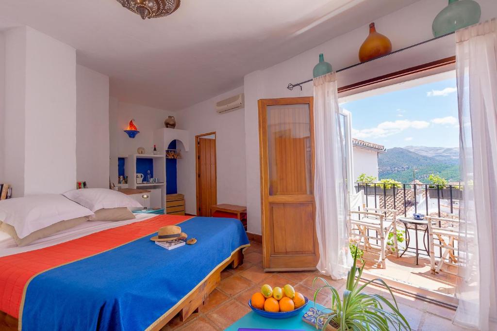 CartajimaHotel Los Castaños的一间卧室设有一张床和一个大窗户