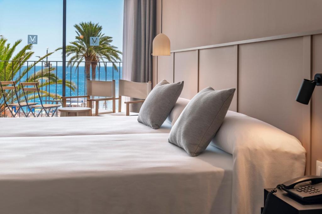 罗列特海岸GHT Miratge - Only Adults 18 and up的酒店客房,设有一张床铺,享有海景