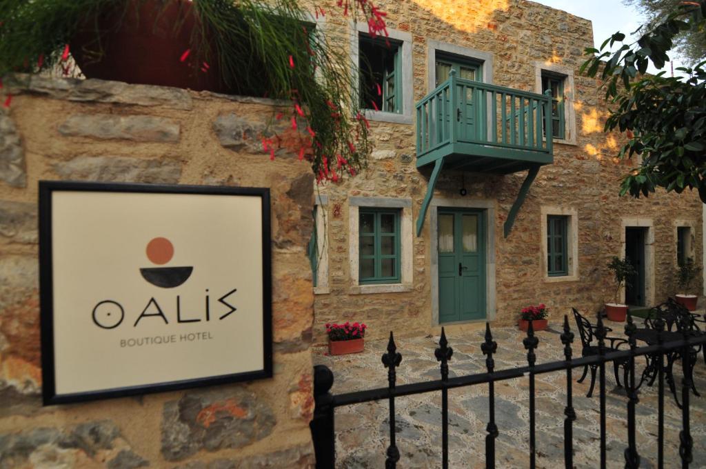 博德鲁姆Oalis Boutique Hotel的栅栏前有标志的建筑物