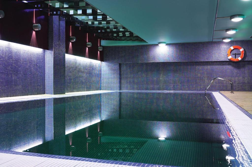 奥维多西尔肯纳兰科纪念碑酒店的大楼内的大型游泳池