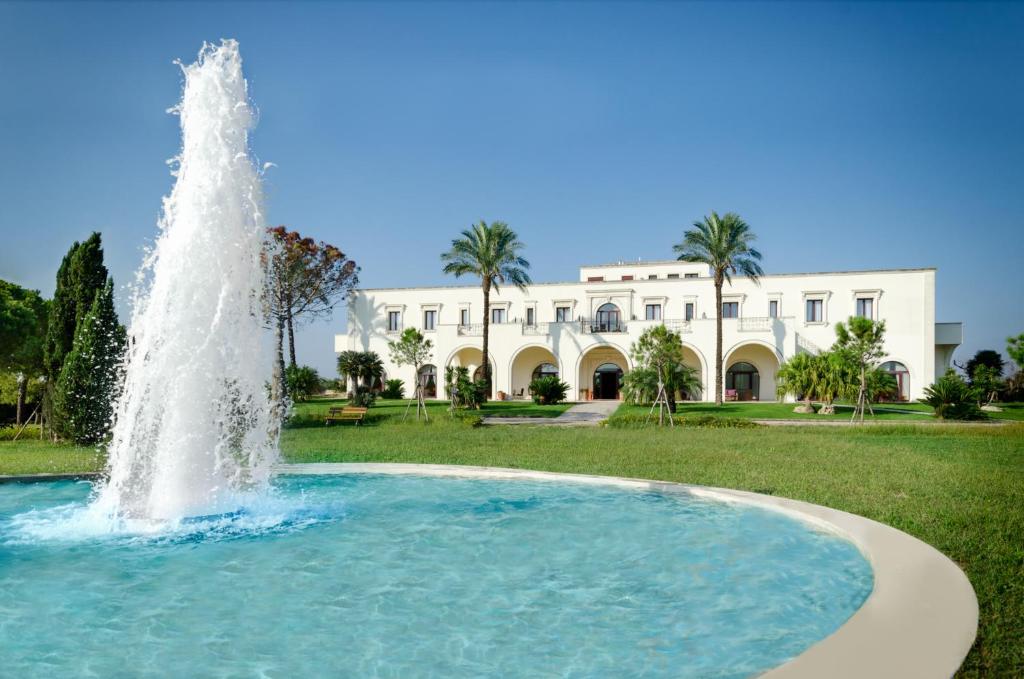图列坦尼他拉润尼斯度假酒店的一座大建筑前的喷泉