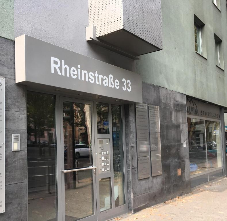 美因茨Rheinstraße 33的建筑的侧面有标志