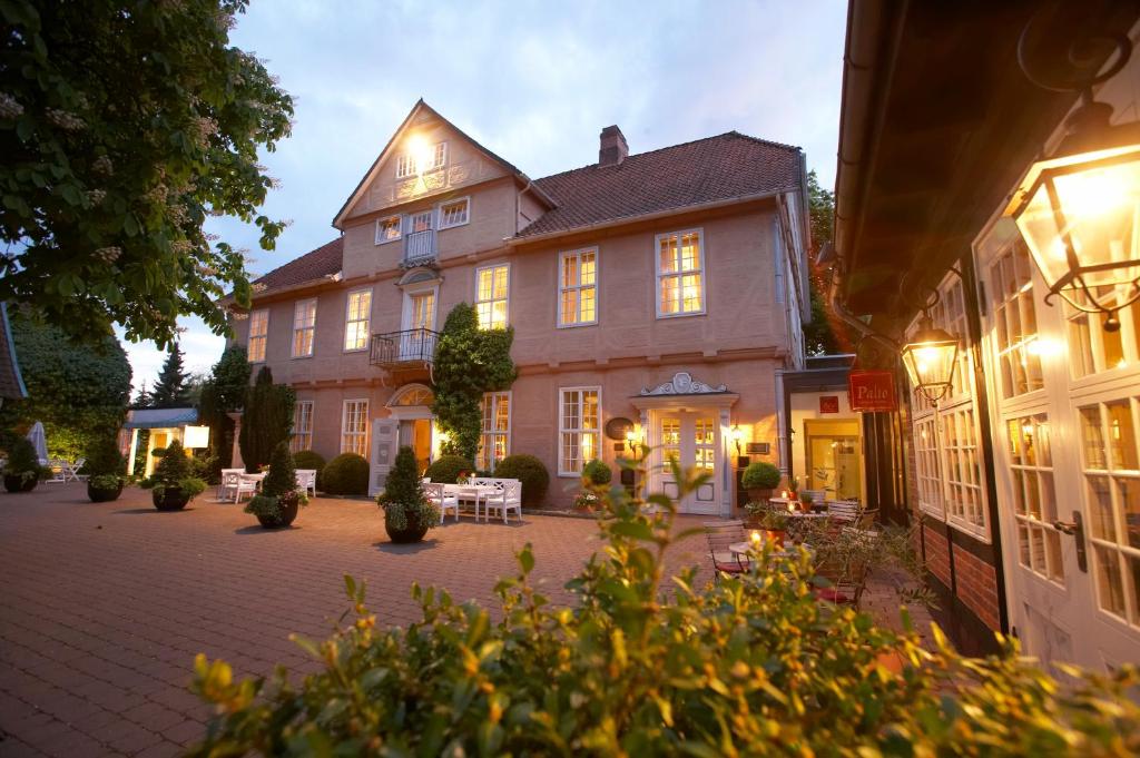 策勒阿尔索夫斯特霍夫酒店的一座大房子前面设有一个庭院