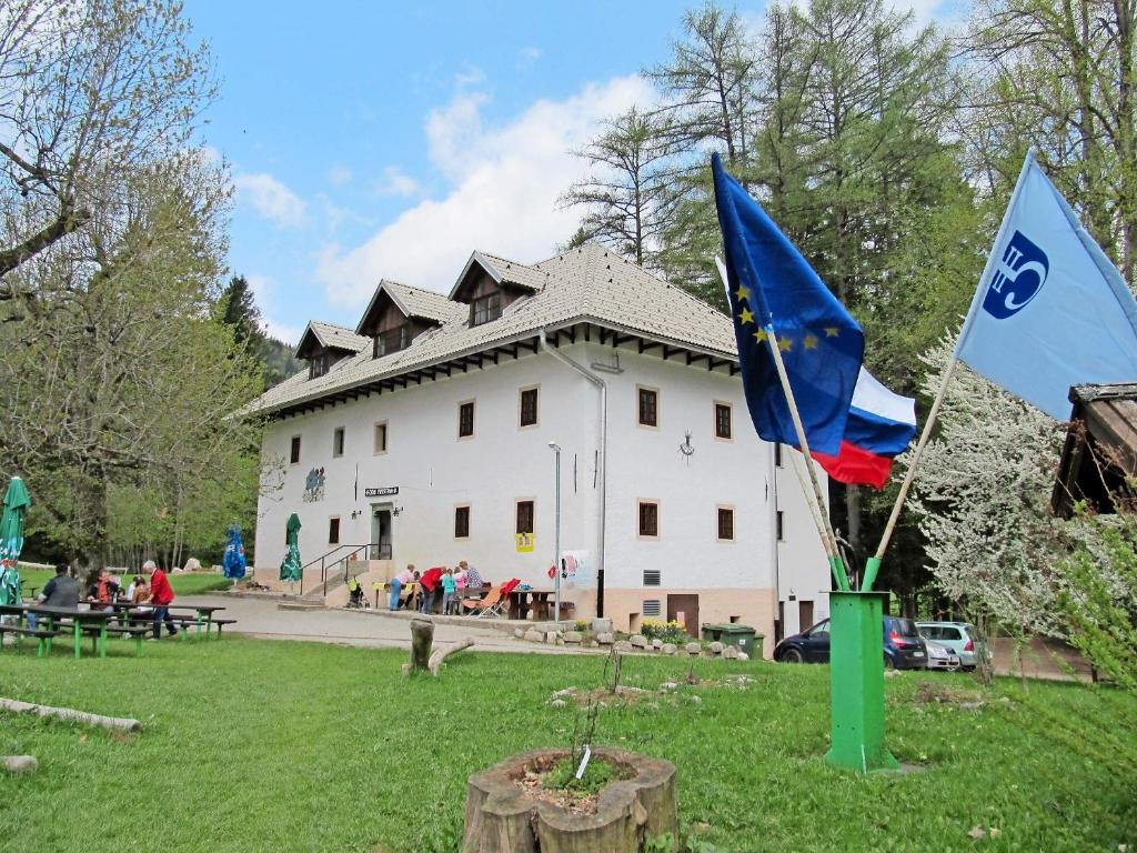 耶塞尼采Dom Pristava的白色建筑前的两面旗帜