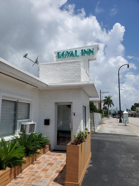 迈阿密皇家预算旅馆的一座建筑的顶部有皇家旅馆标志