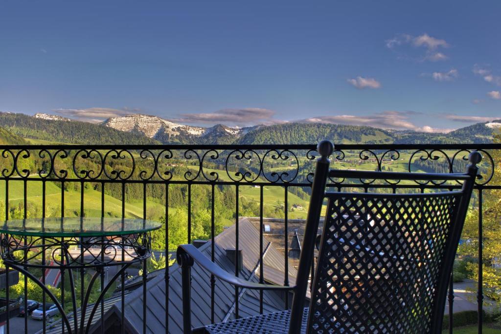 上施陶芬巴伐利亚霍夫酒店的设有一个配有桌椅并享有美景的阳台。