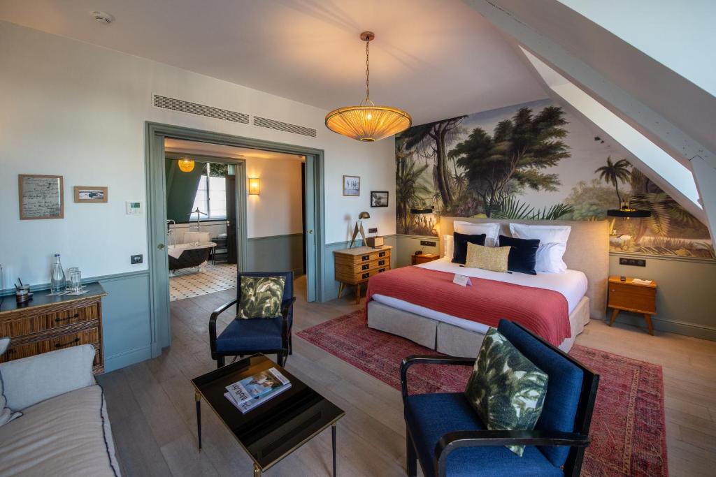 滨海圣布里阿克Le Nessay的一间卧室设有一张床和一间客厅。