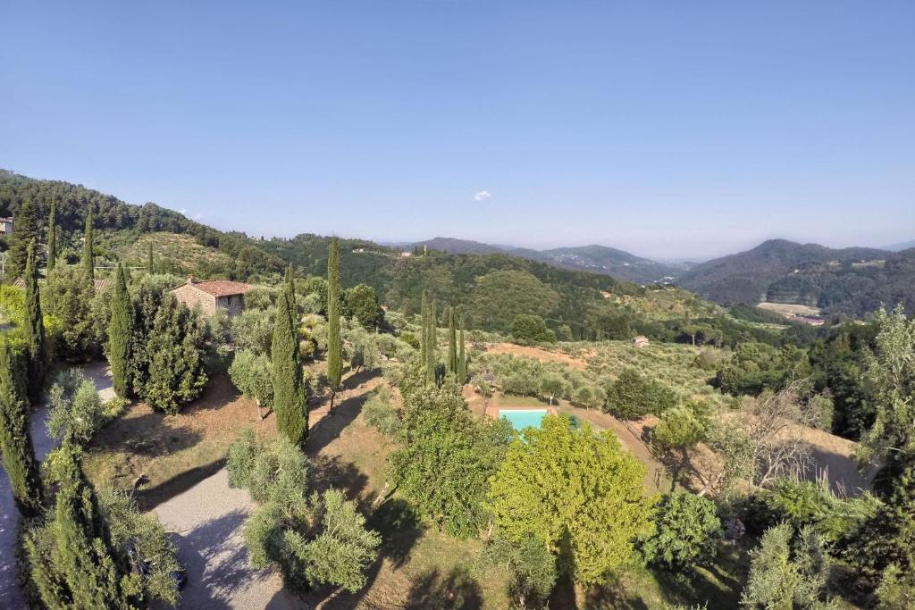 Santa Maria AlbianoVilla Sorgente的享有河流和树木的别墅的空中景致