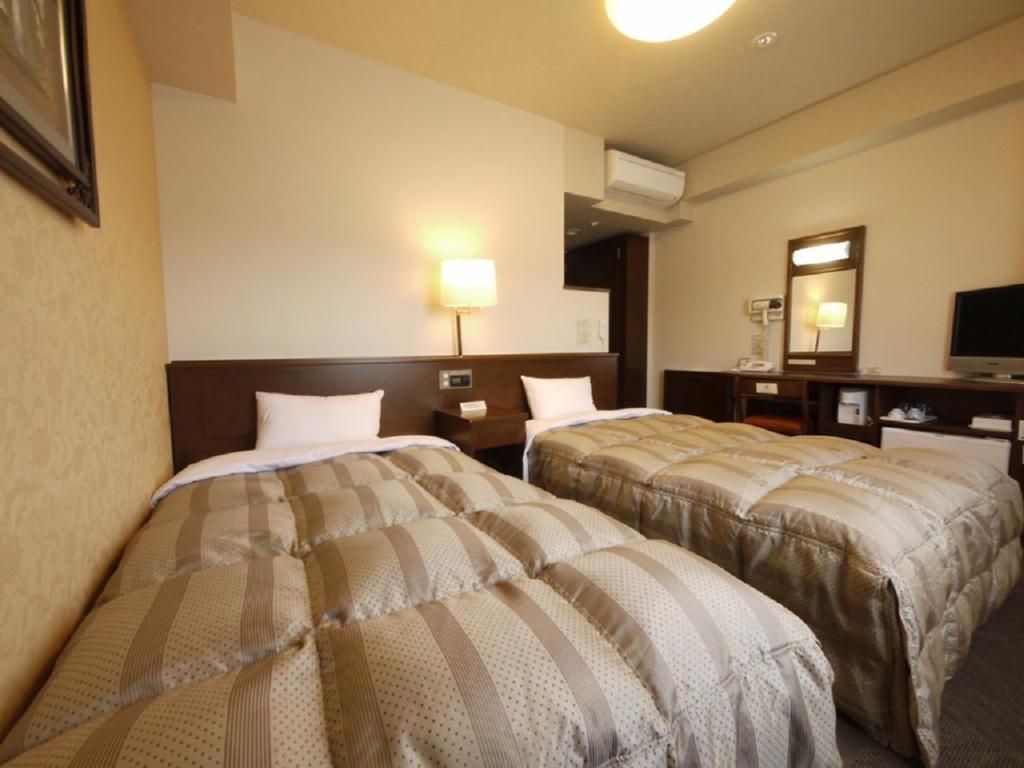 诹访市诹访英特2酒店的酒店客房设有两张床和电视。