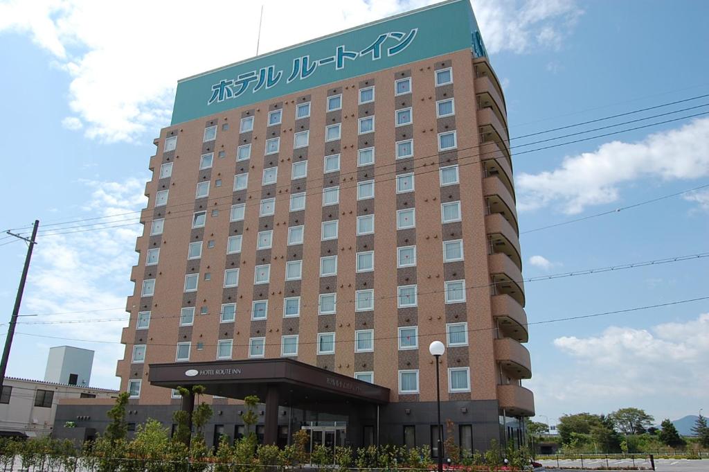 长滨市长滨路特因特酒店的一座棕色的大建筑,上面有标志