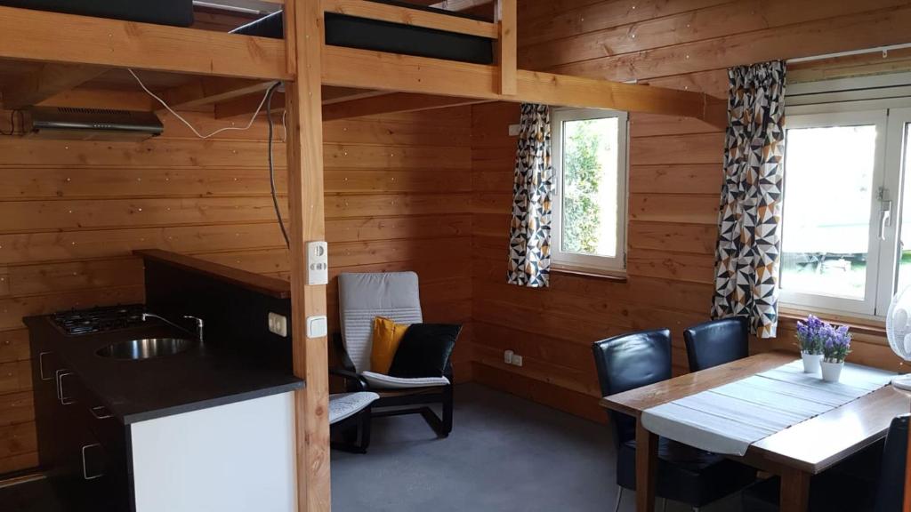 WintelreChalet - Camping 't Dekske的小木屋内的厨房和用餐室