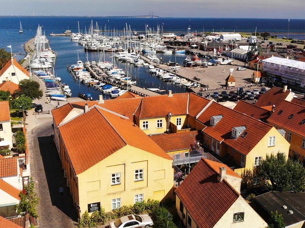 德拉厄德拉厄酒店及公寓的享有海港和水中船只的景色