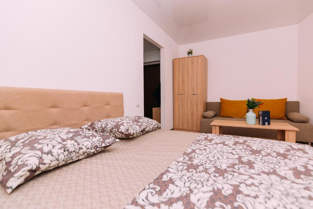 苏梅Apart-hotel on Kondrateva street New Building的一间卧室配有一张大床和两个枕头