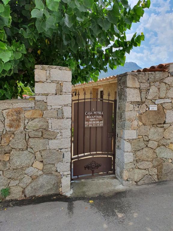 科尔特Casa Petra的通往石墙建筑的门
