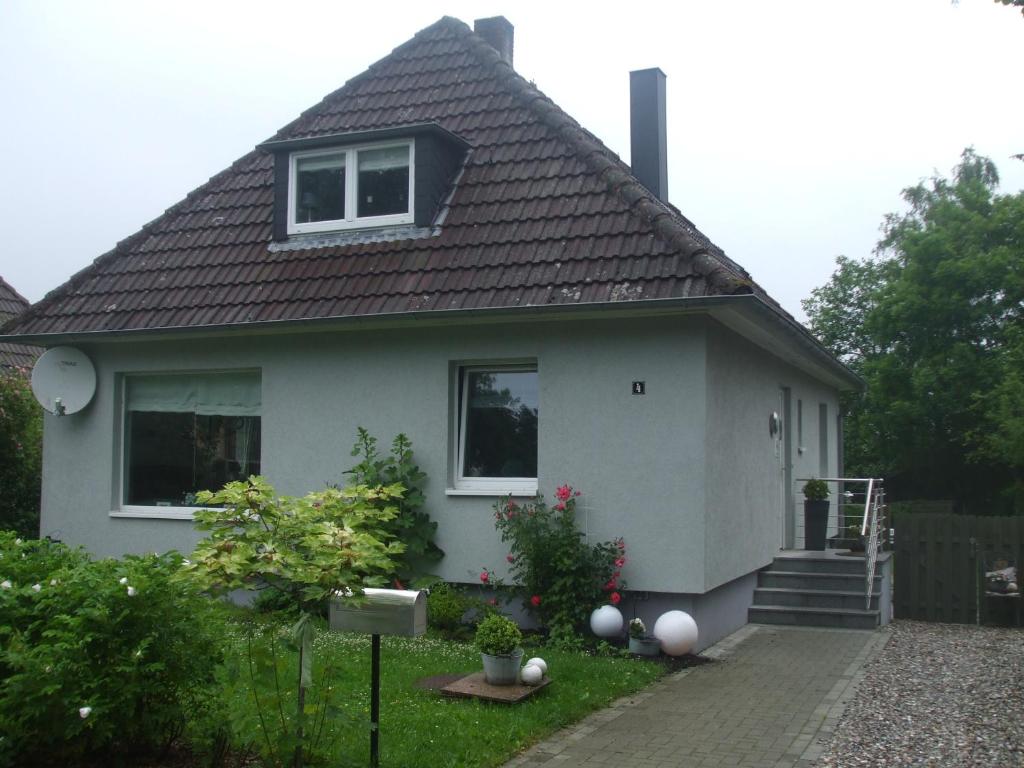 格吕克斯堡Appartement Seelücke的白色房子,有棕色的屋顶
