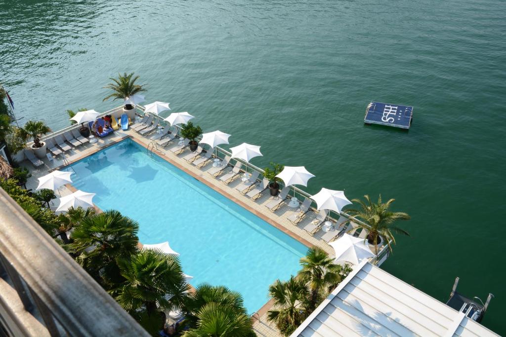 卢加诺西加藤丽都酒店的游泳池的顶部景色