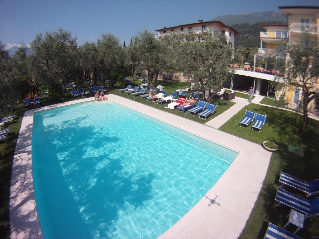 马尔切西内奥古斯塔酒店的享有度假村游泳池的顶部景致