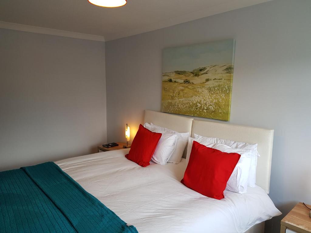 Penllech House - Huku Kwetu Notts - 3 Bedroom Spacious Lovely and Cosy with a Free Parking- Affordable and Suitable to Group Business Travellers客房内的一张或多张床位