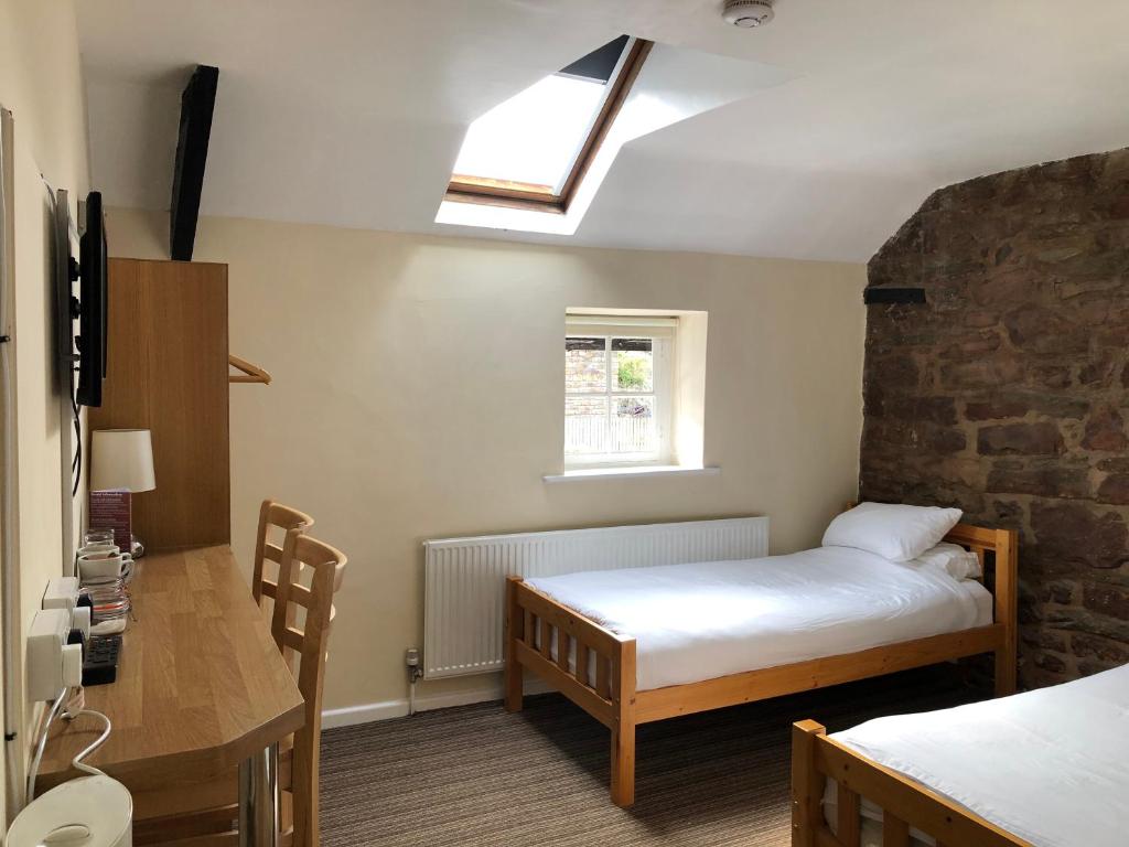 科尔福德Butchers Arms的一间小卧室,配有床和窗户