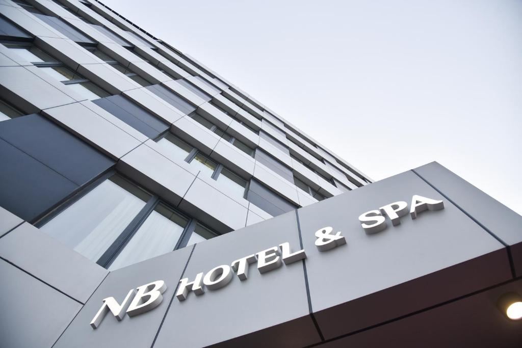 泰托沃NB Hotel&Spa的新建酒店和水疗中心的外观上的一个标志