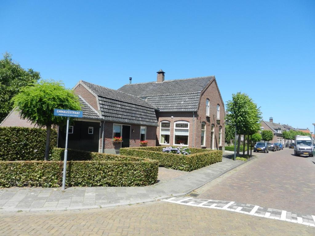 Sint-OedenrodeBed&Breakfast ons Oda的前面有路标的房子