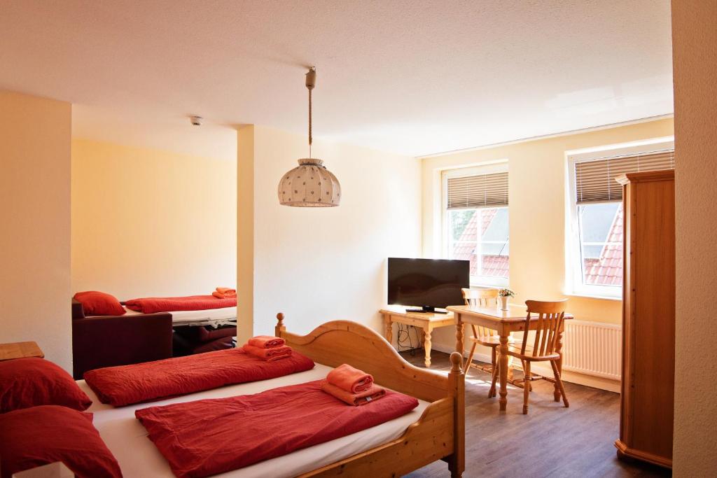 索尔陶Ferienparadies Mühlenbach的带两张床和一张桌子的房间以及一间用餐室