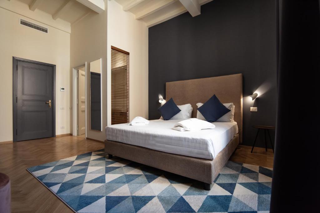 罗马BEIGE ET BLE' GuestHouse的卧室配有床和蓝白色地毯。