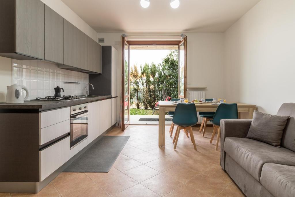 RonchiA casa di Laura with pool and free bikes的厨房以及带沙发和桌子的客厅。