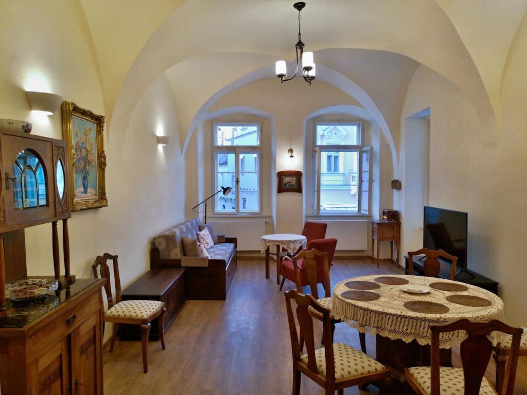 斯拉沃尼采Apartmány na Trojmezí, byt Florián的客厅配有桌子和沙发