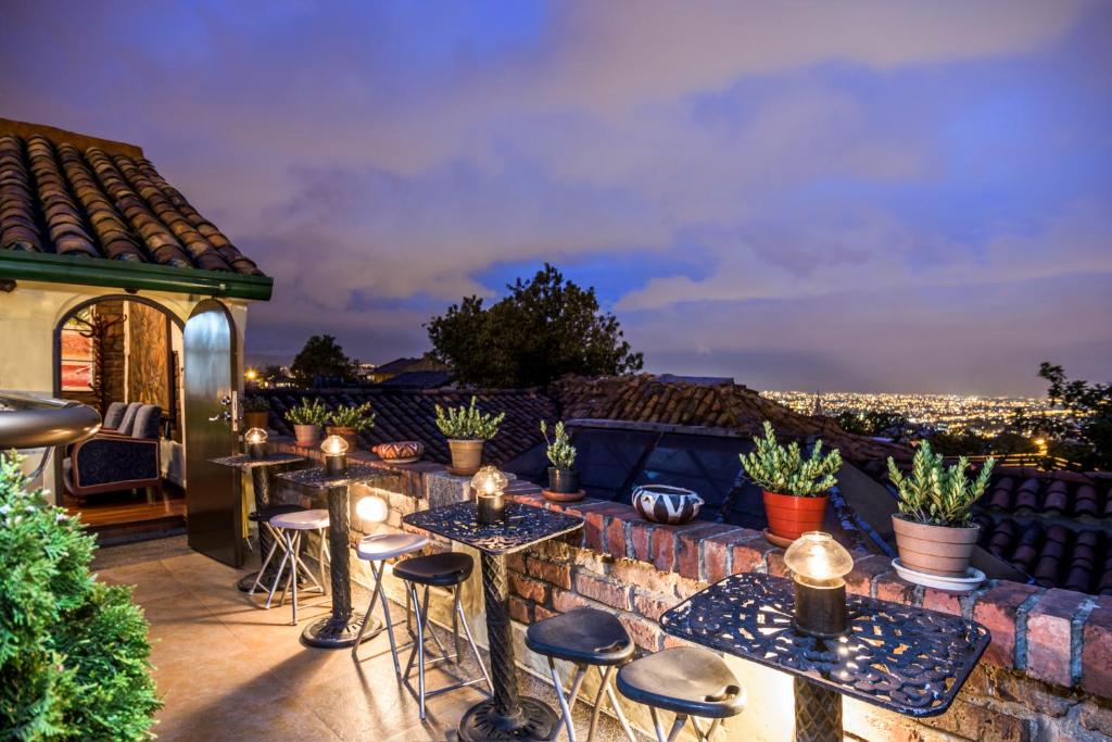 波哥大穆伊斯卡酒店的享有美景的带桌椅的屋顶露台