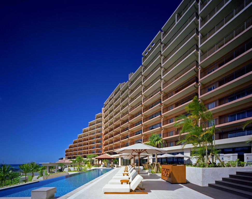 恩纳卡夫度假富着公寓酒店的享有带游泳池的大型建筑的外部景色