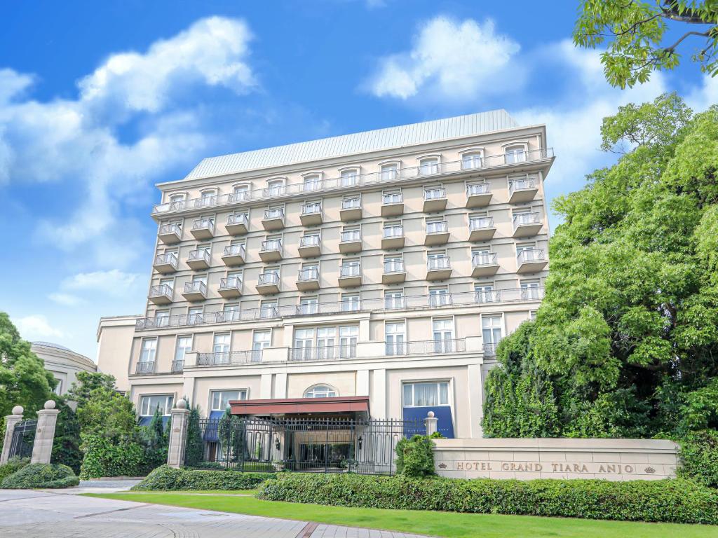 安约马奇Hotel Grand Tiara Minaminagoya的前面有标志的大型白色建筑