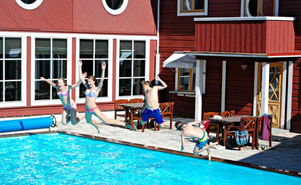 雷克桑德莫斯克根酒店的一群人跳进游泳池