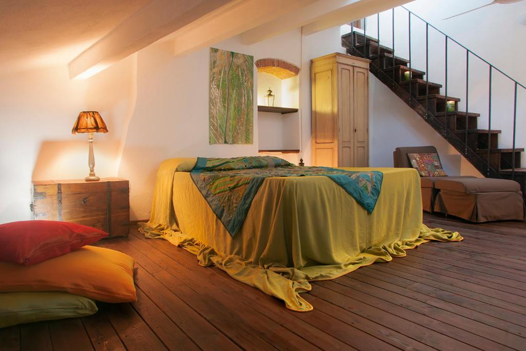 奇维泰拉伊恩瓦尔迪基亚纳安蒂科博尔宾馆的卧室中间设有一张床