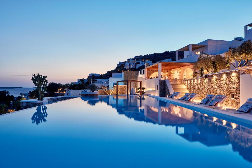 圣爱奥尼斯米科诺斯Katikies Mykonos - The Leading Hotels of the World的享有酒店无边游泳池的景色