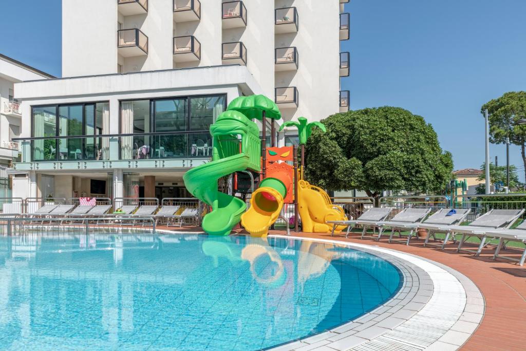 里乔内Hotel 2000 con Piscina e Giardino的一座带滑梯的游泳池