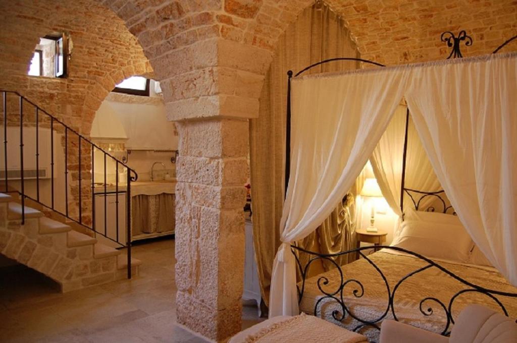 阿尔贝罗贝洛La Cantina的石头建筑中一间带床的卧室