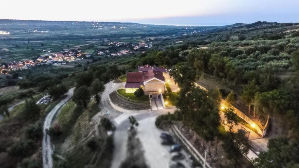 PaglietaAgriturismo Tenuta Villa Catena的享有建筑和河流的空中景致