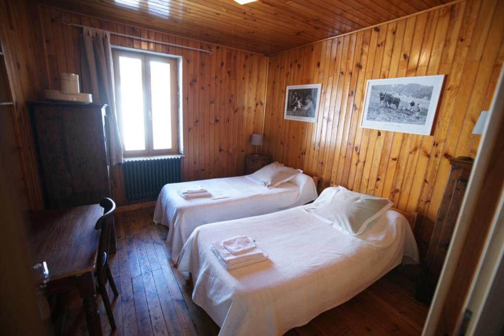 Villar-dʼArèneChez Jean Pierre - Bedroom in a 17th century house - n 4的木间设有两张床,设有窗户