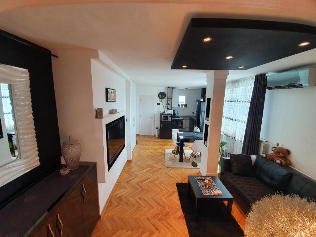 贝尔格莱德Apartment New Belgrade Home的客厅配有沙发和桌子