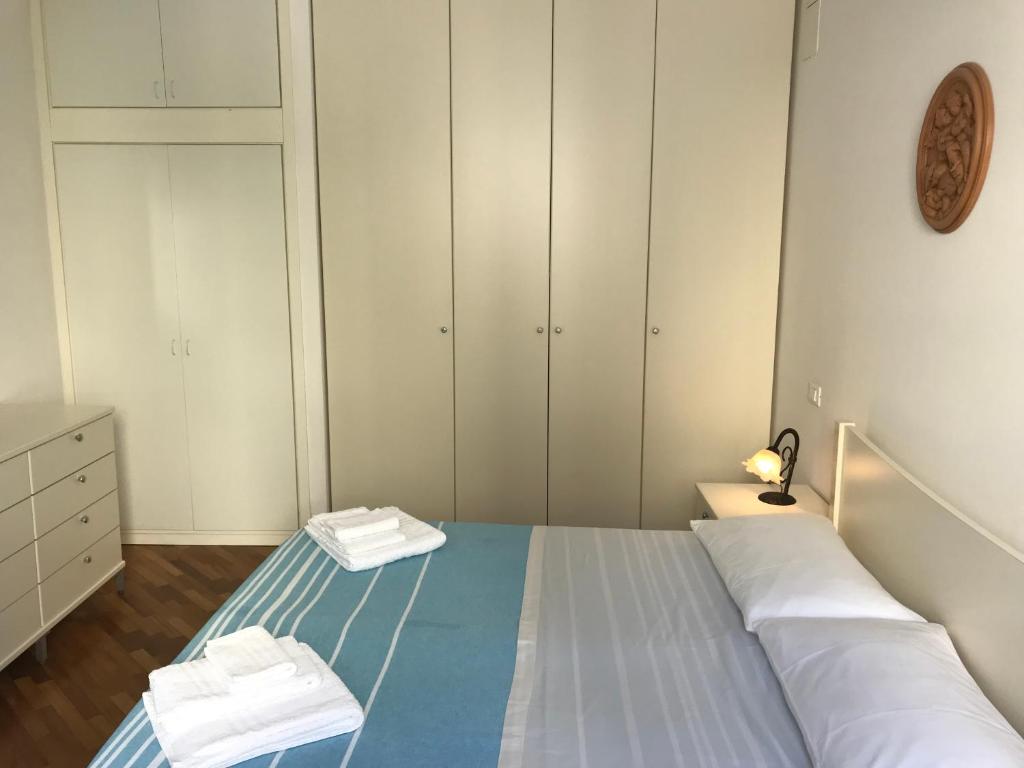 圣贝内代托-德尔特龙托Casavacanze estate 3的一间卧室配有一张带白色橱柜的床。
