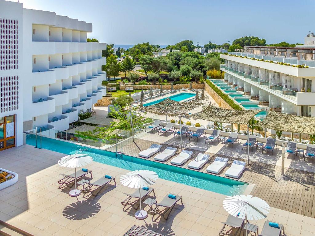 卡拉达沃Inturotel Cala Esmeralda Beach Hotel & Spa - Adults Only的享有度假村游泳池的空中景致