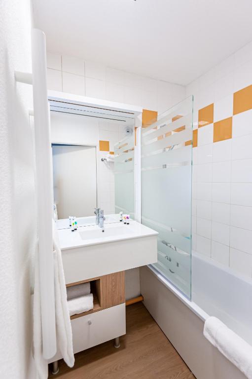 Apparthotel Le Hüb Grenoble的一间浴室