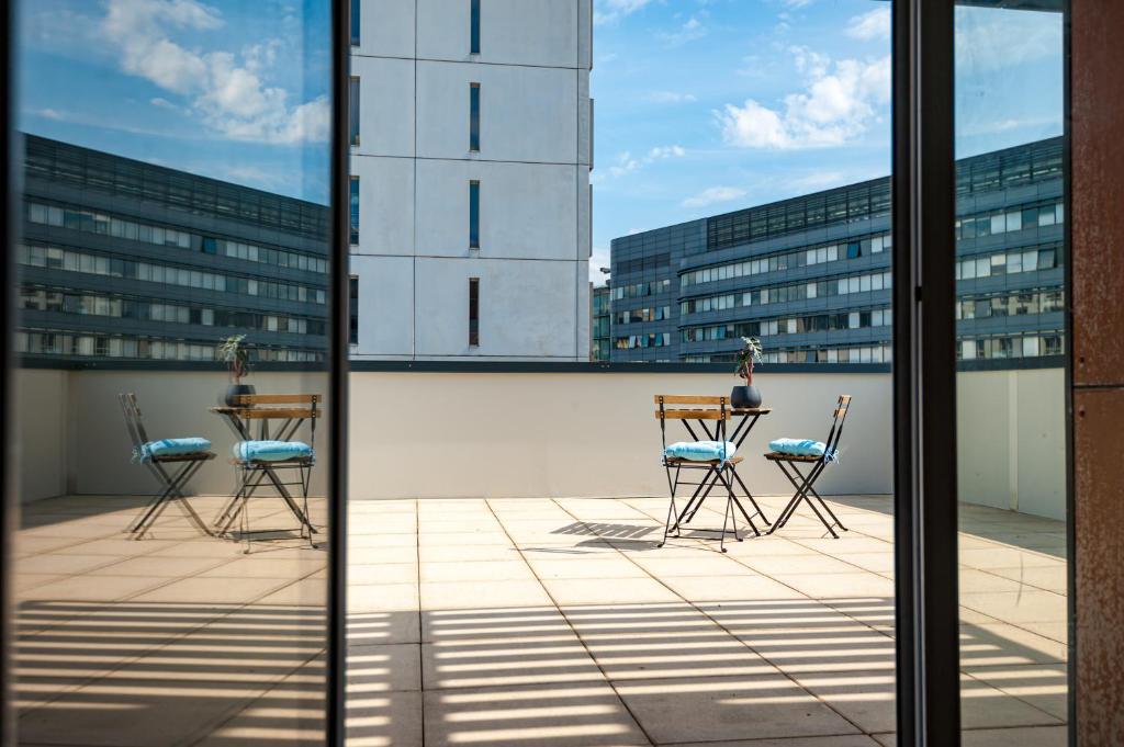 Apparthotel Le Hüb Grenoble的阳台或露台