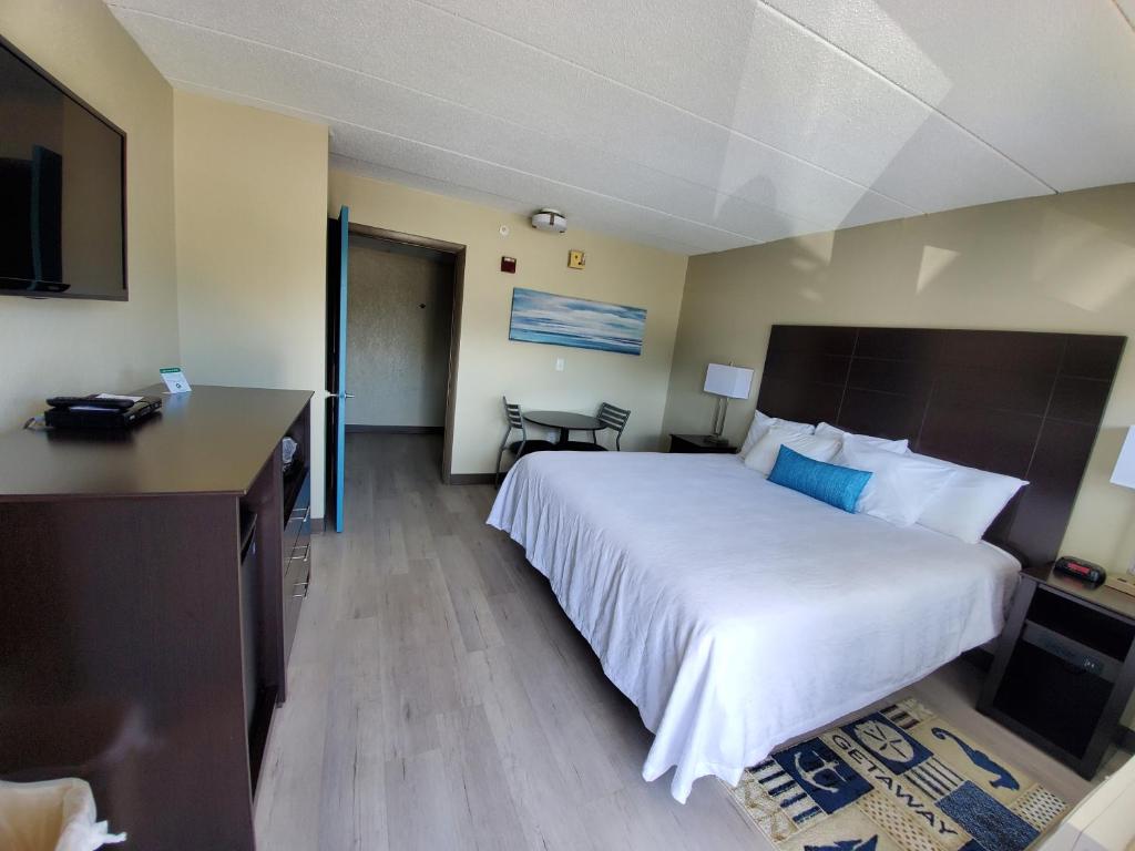 杜威海滩The Dunes Rehoboth Beach的酒店客房设有一张大床和一张书桌。